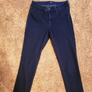 GAP size 2 high-rise jeggings. I wear a sz 4 in regular jeans.